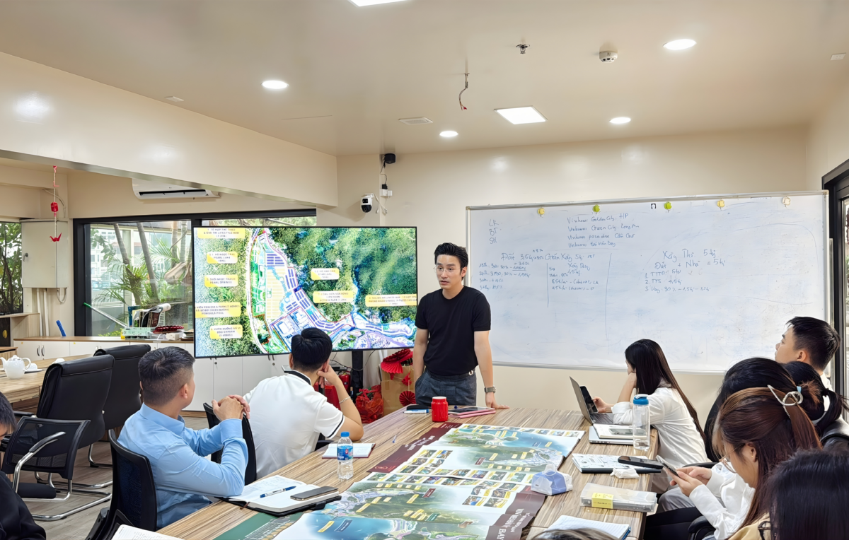 Buổi đào tạo nội bộ dự án Vinhomes Hải Vân Bay do Giám đốc Kinh doanh Lê Việt Thanh chủ trì, nhân sự kinh doanh Khang Land đang nghiên cứu mặt bằng và tiện ích dự án