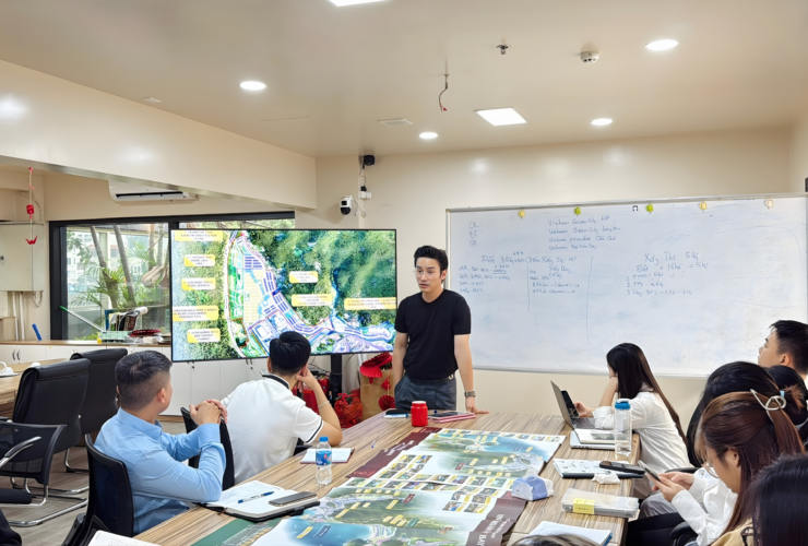 Buổi đào tạo nội bộ dự án Vinhomes Hải Vân Bay do Giám đốc Kinh doanh Lê Việt Thanh chủ trì, nhân sự kinh doanh Khang Land đang nghiên cứu mặt bằng và tiện ích dự án