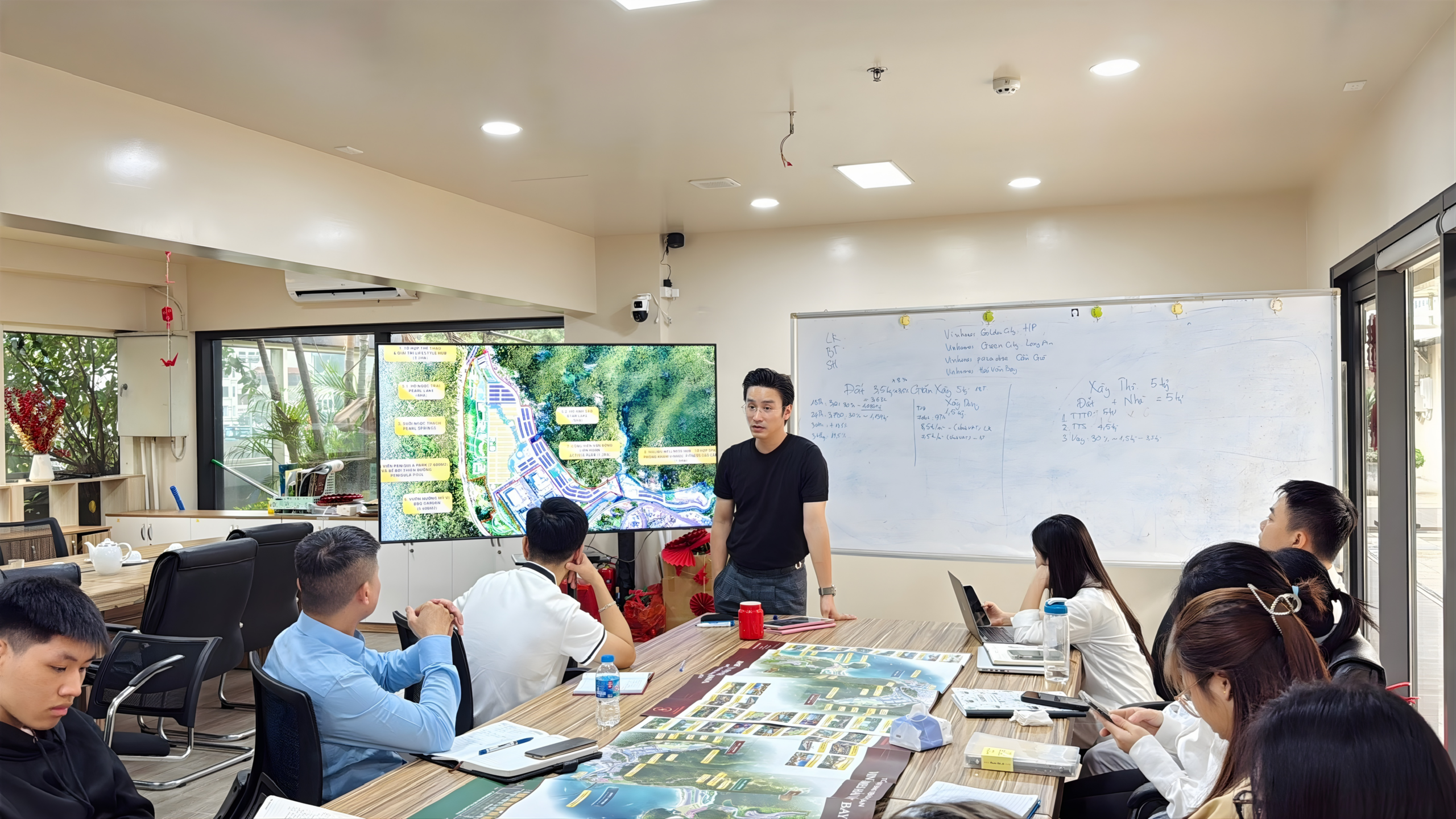 Buổi đào tạo nội bộ dự án Vinhomes Hải Vân Bay do Giám đốc Kinh doanh Lê Việt Thanh chủ trì, nhân sự kinh doanh Khang Land đang nghiên cứu mặt bằng và tiện ích dự án