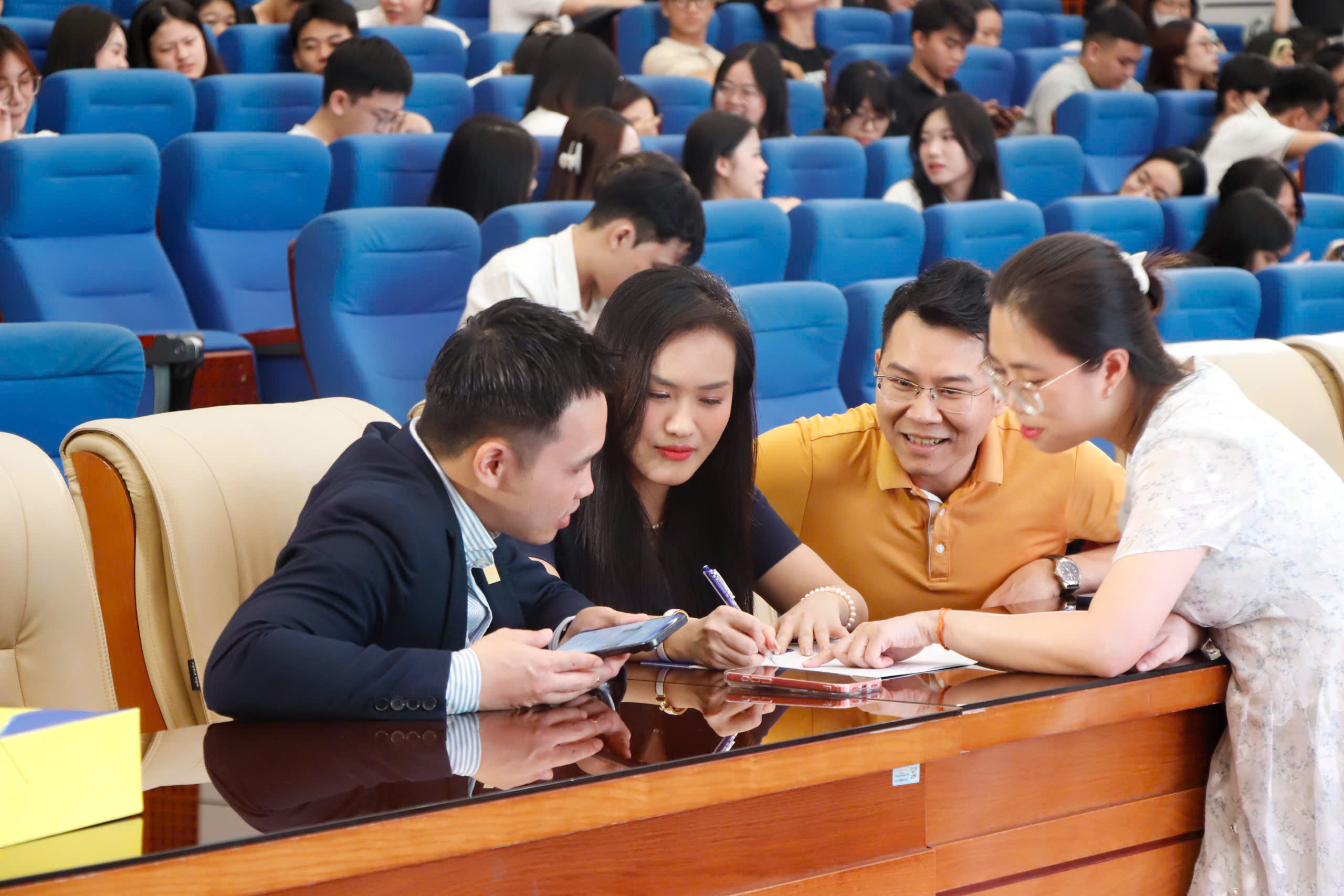 Lãnh đạo Khang Land Holdings trao đổi cùng đội ngũ tổ chức trước talk show tại NEU