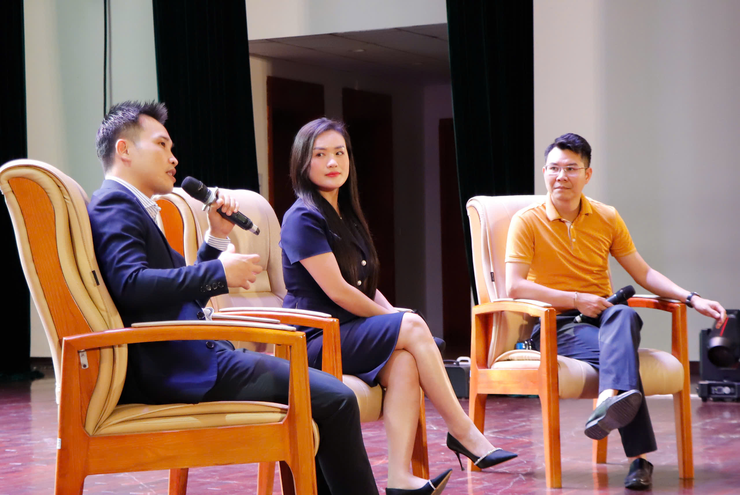 Mrs. Vũ Thị Hoa và Mr. Nguyễn Vũ Cao chia sẻ tại talk show hướng nghiệp NEU