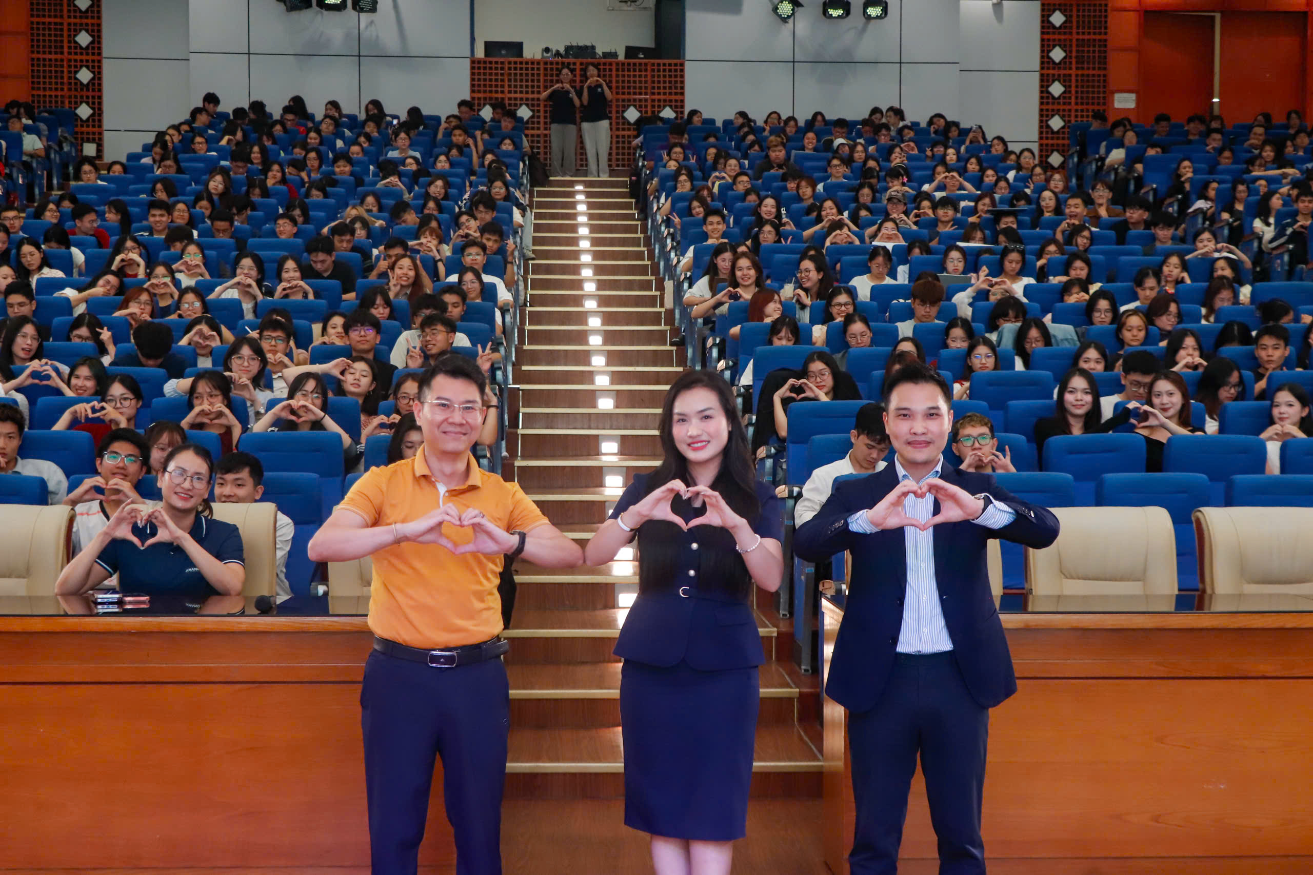 Lãnh đạo Khang Land Holdings tạo hình trái tim cùng sinh viên NEU