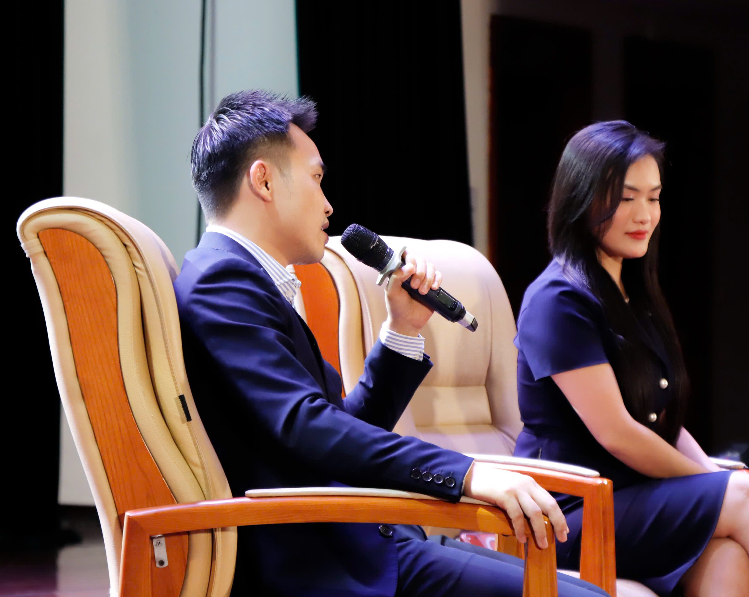 Mrs. Vũ Thị Hoa - Phó Tổng Giám Đốc Vận Hành Khang Land Holdings tại talk show NEU